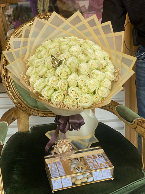 IMPORTED 41 ROSES AND MEDIUM SIZE GONDOLA🍸