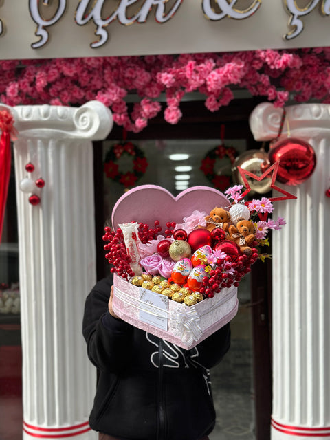 KALPLİ KUTUDA ÇİÇEK & ÇİKOLATA ARANJMANI Romantik, tatlı ve unutulmaz