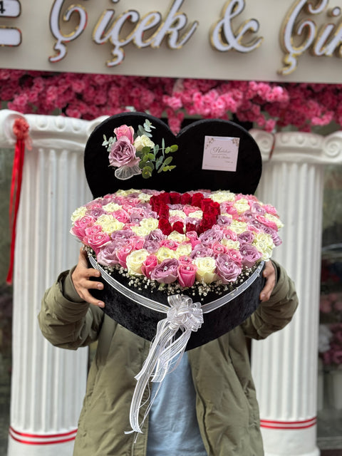 KALPLİ DEV LÜKS KUTU — RENKLİ GÜLLERLE “AŞK” YAZILI TASARIM 💖🌹