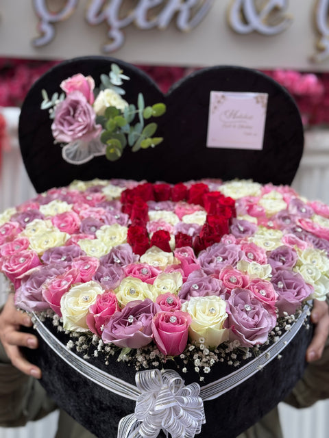 KALPLİ DEV LÜKS KUTU — RENKLİ GÜLLERLE “AŞK” YAZILI TASARIM 💖🌹