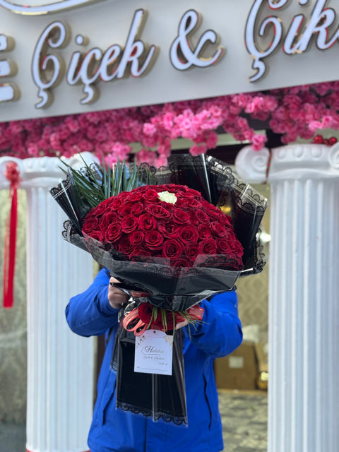 DEV KIRMIZI GÜL BUKETİ — TEK BEYAZ GÜL DETAYLI LÜKS TASARIM