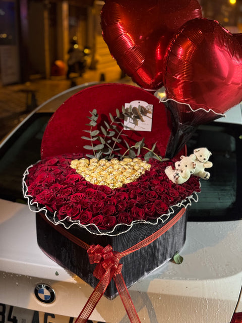 KALPLİ DEV LÜKS KUTU — GÜL, ALTIN ÇİKOLATA, AYICIK VE KALP BALON TASARIMI