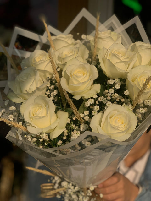 11 WHITE IMPORTED ROSES 🤍