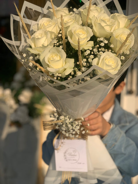 11 WHITE IMPORTED ROSES 🤍