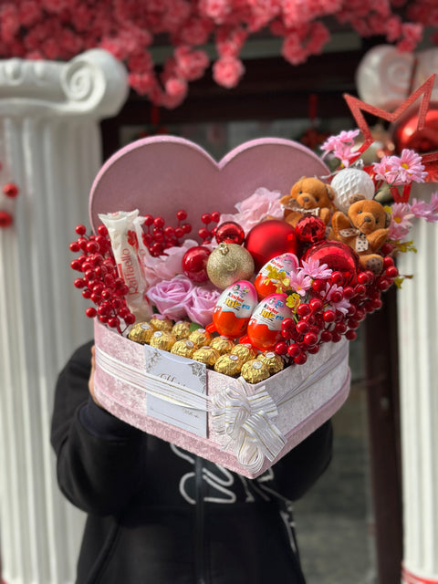 KALPLİ KUTUDA ÇİÇEK & ÇİKOLATA ARANJMANI Romantik, tatlı ve unutulmaz