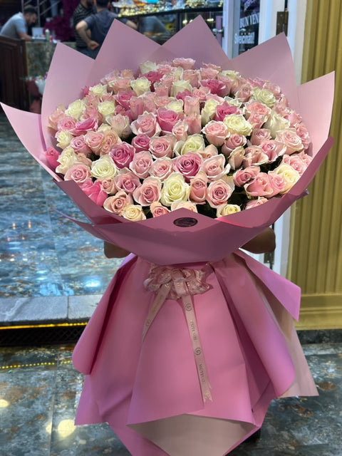 Pembe beyaz gül buketi