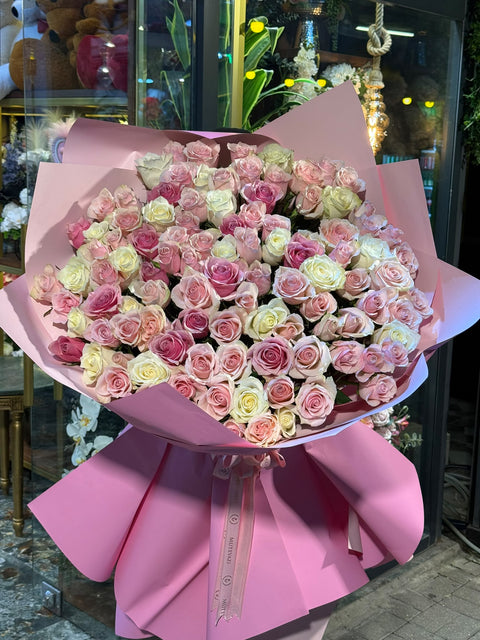 Pembe beyaz gül buketi